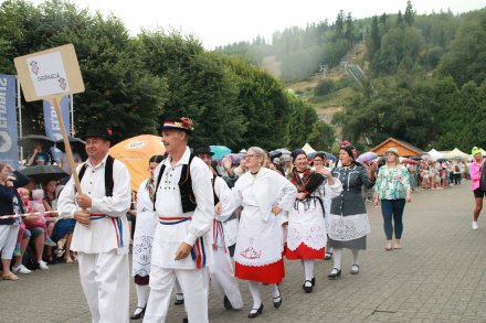Barwny korowód z okazji TKB przeszedł przez Wisłę
